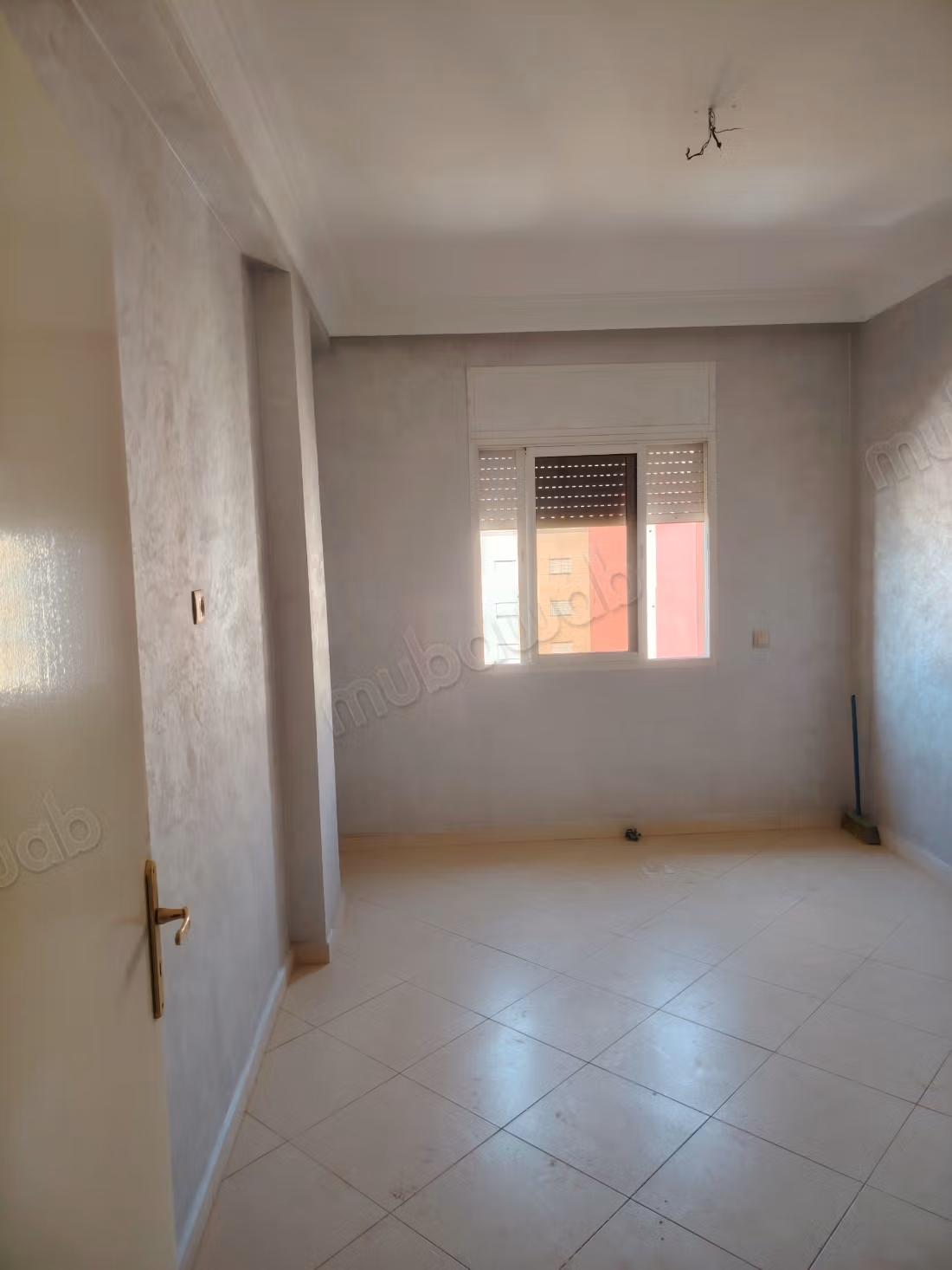 Apartment for sale in Wifak. 2 pleasant bedrooms. Satellite dish, secure residence