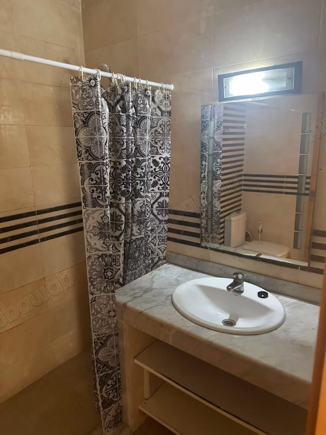 Alquila este apartamento en Derb Ghalef. Superficie 100 m². Terraza y ascensor