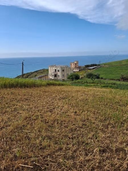 Terrain excellent à vendre à Asilah. La superficie totale est de 859 m²