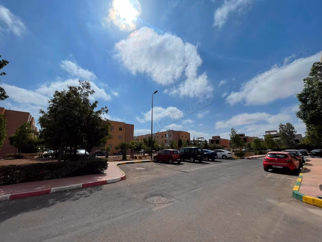 Empty apartment with 2 bedrooms in Imane Cherifia