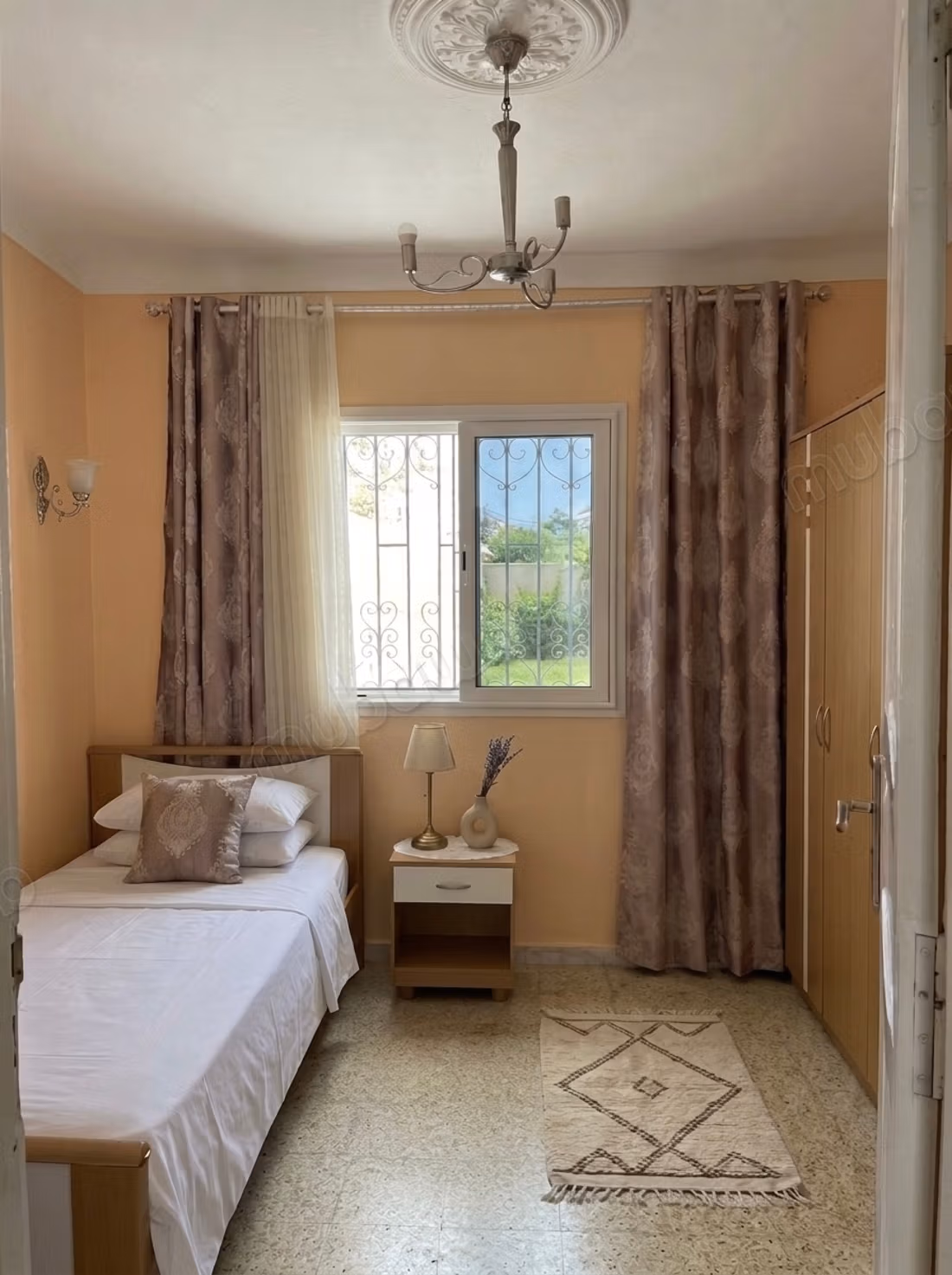 Maison à l'achat à Tabarka Ville. 5 chambres agréables. Antenne parabolique, résidence sécurisée