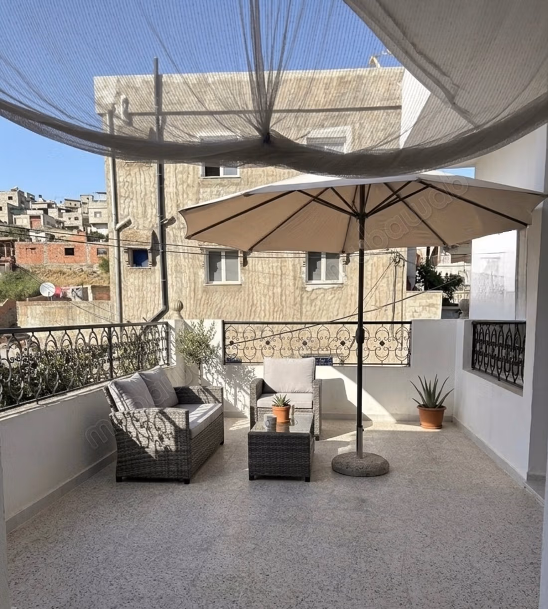 Maison à l'achat à Tabarka Ville. 5 chambres agréables. Antenne parabolique, résidence sécurisée