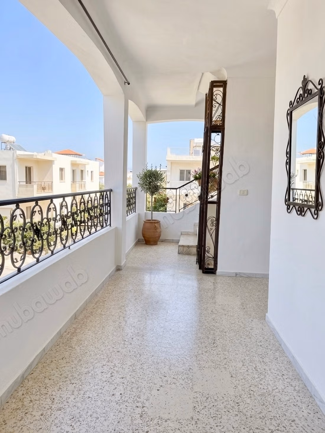Maison à l'achat à Tabarka Ville. 5 chambres agréables. Antenne parabolique, résidence sécurisée