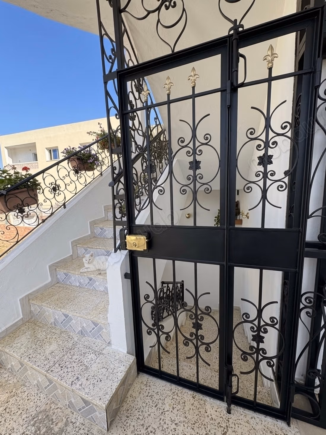 Maison à l'achat à Tabarka Ville. 5 chambres agréables. Antenne parabolique, résidence sécurisée