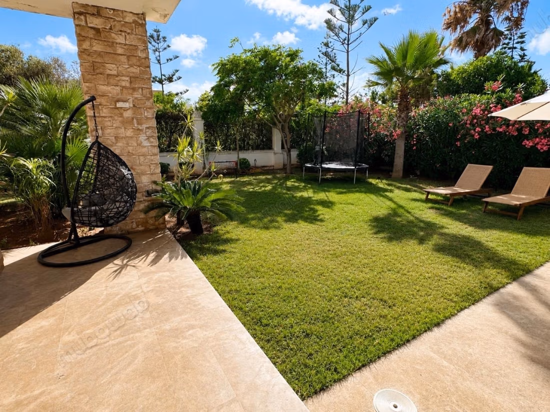 Luxe villa te koop in Dar Bouazza. Totale oppervlakte 741 m². Goed ingericht
