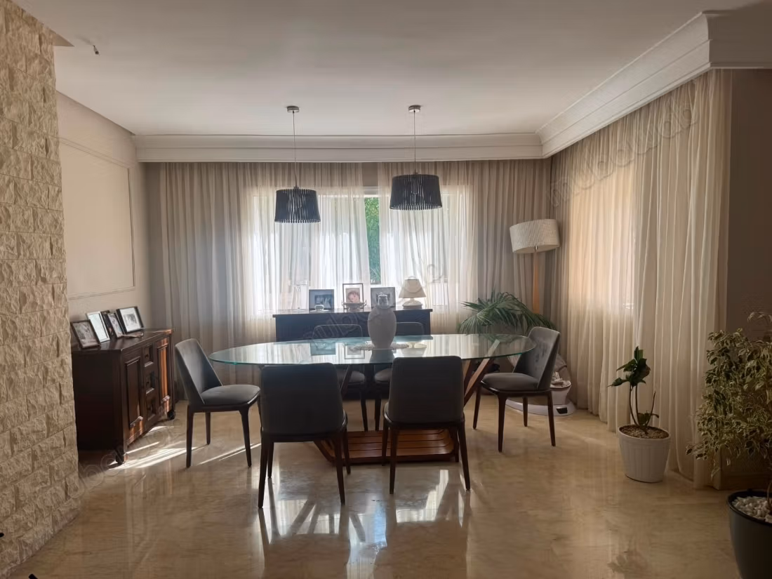 Luxe villa te koop in Dar Bouazza. Totale oppervlakte 741 m². Goed ingericht
