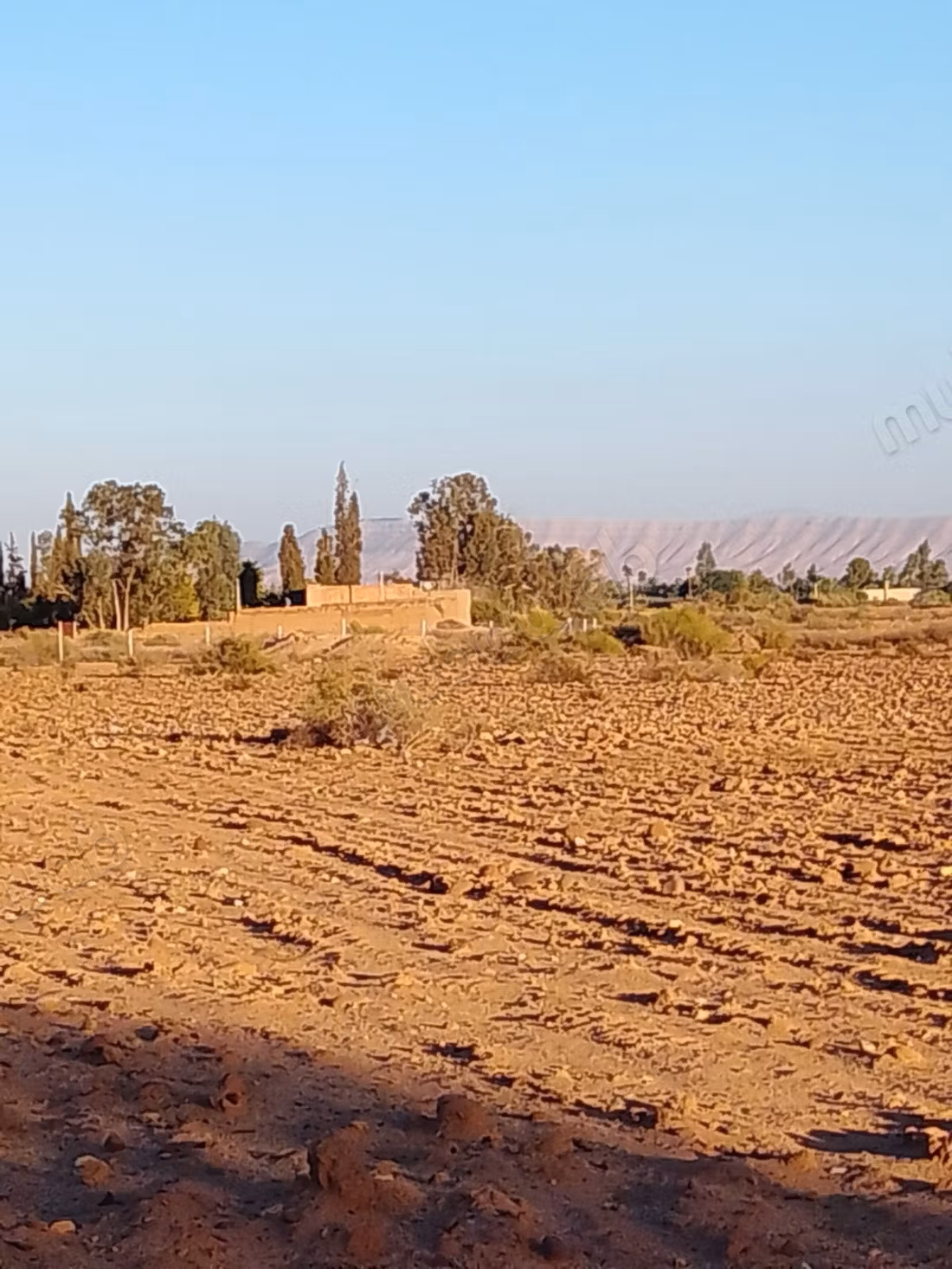 Grond van 1 hectare langs de Ourika-weg tegenover de Atlas