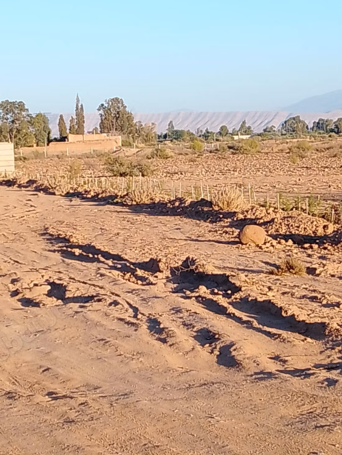 Grond van 1 hectare langs de Ourika-weg tegenover de Atlas
