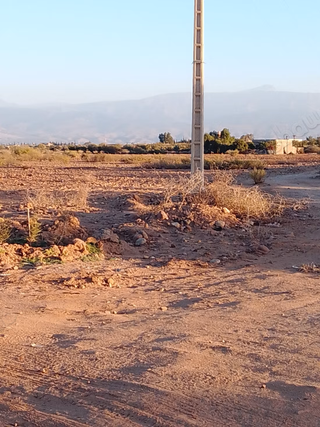 Grond van 1 hectare langs de Ourika-weg tegenover de Atlas