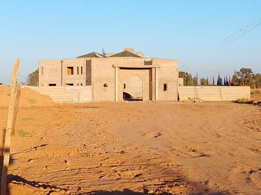 Grond van 1 hectare langs de Ourika-weg tegenover de Atlas