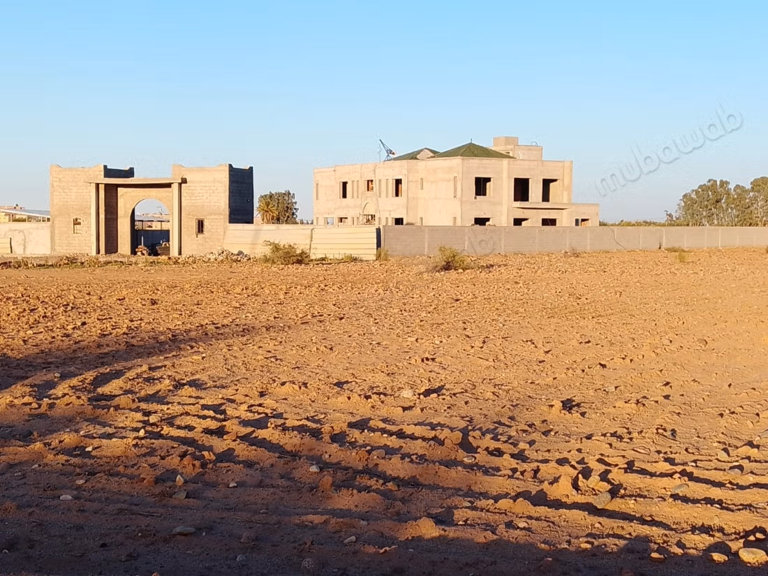 Grond van 1 hectare langs de Ourika-weg tegenover de Atlas