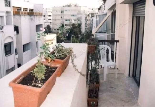 Luminoso monolocale arredato all'ultimo piano con grande balcone