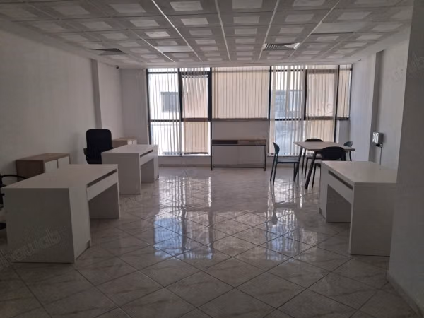 Bureaux en vente à La Ville Haute. Surface de 50 m². Concierge et climatisation