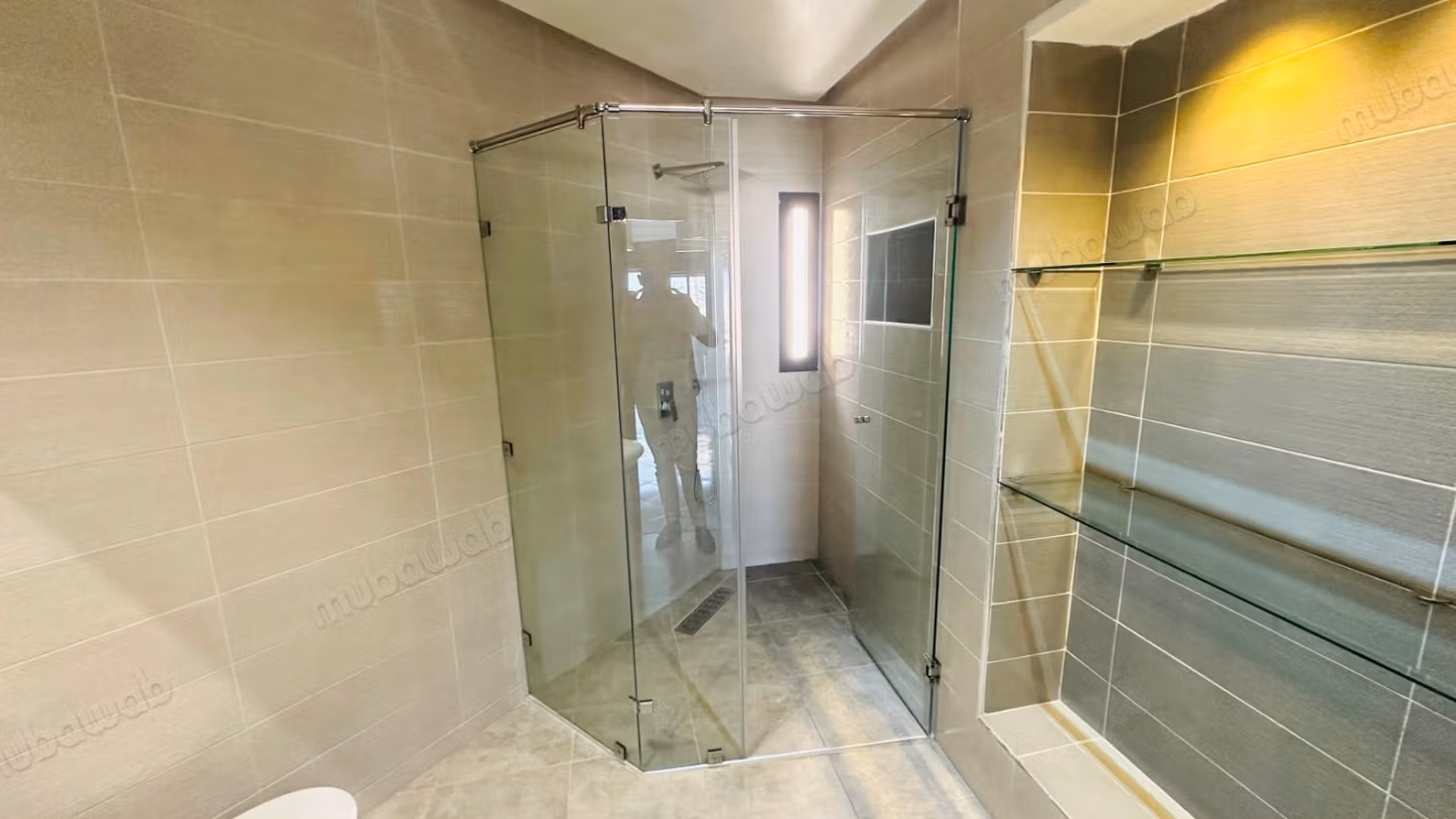 Rent this apartment in Riyadh. 4 rooms. Security door and satellite dish