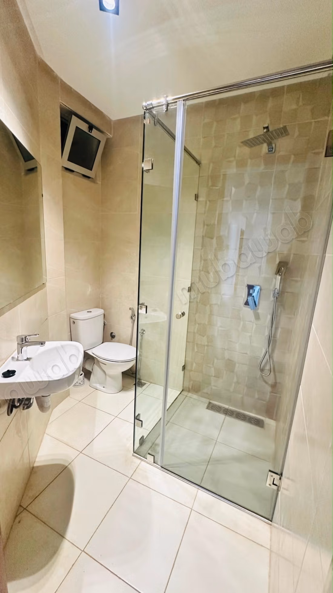 Rent this apartment in Riyadh. 4 rooms. Security door and satellite dish