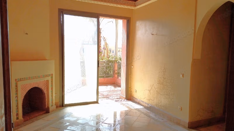 Lege appartement te koop met terras