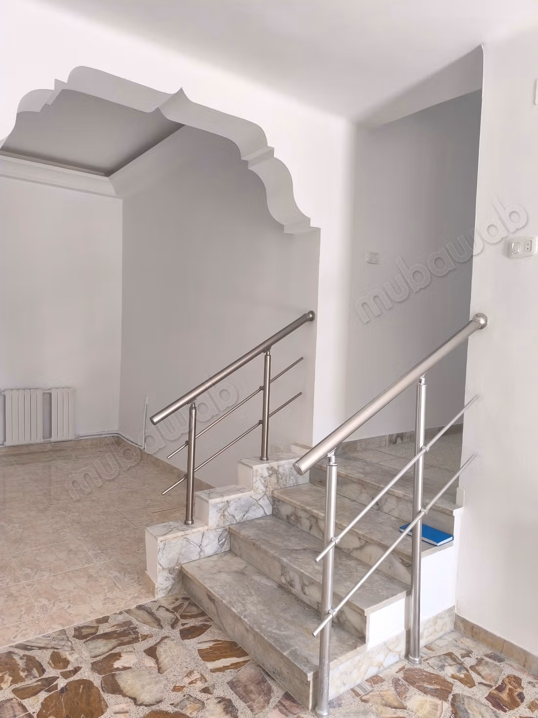 Affitta la tua residenza a Cité Les Pins. Superficie di 300 m². Porta blindata e sistema di doppio vetro