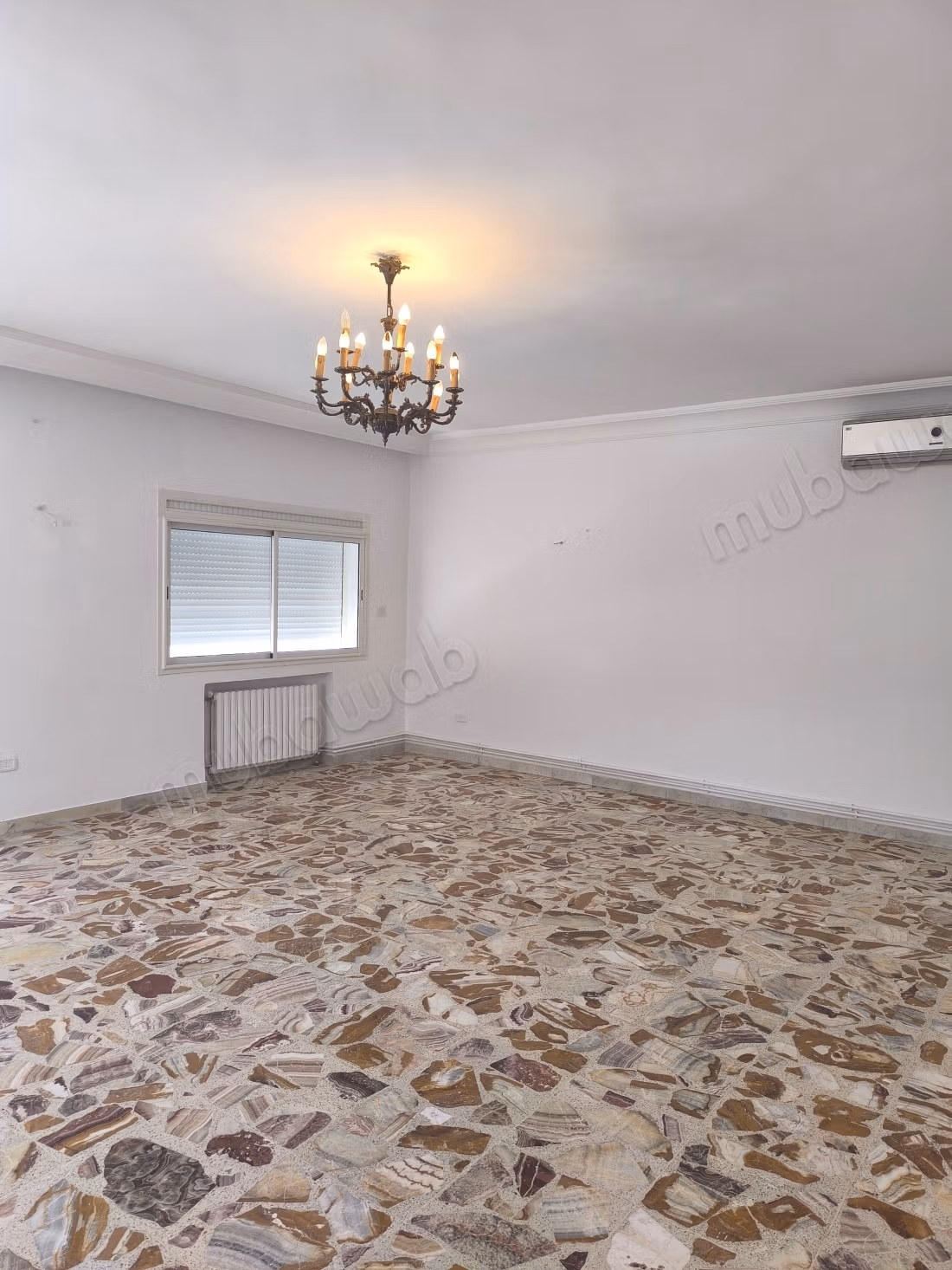 Affitta la tua residenza a Cité Les Pins. Superficie di 300 m². Porta blindata e sistema di doppio vetro