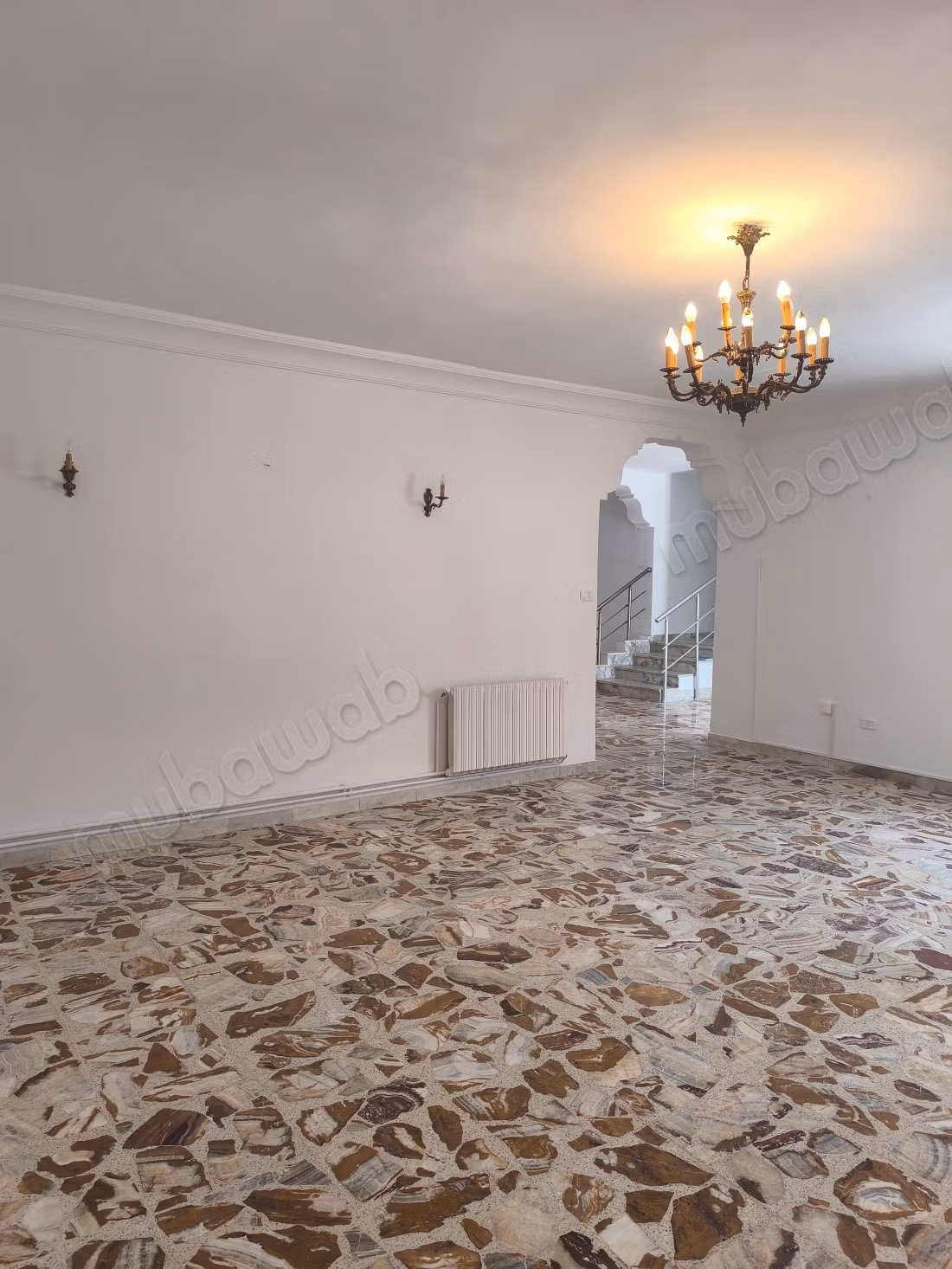 Affitta la tua residenza a Cité Les Pins. Superficie di 300 m². Porta blindata e sistema di doppio vetro