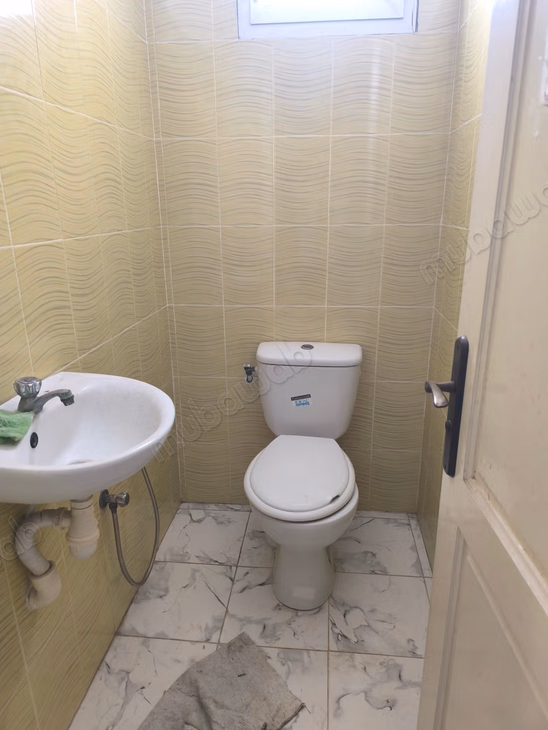 Affitta la tua residenza a Cité Les Pins. Superficie di 300 m². Porta blindata e sistema di doppio vetro