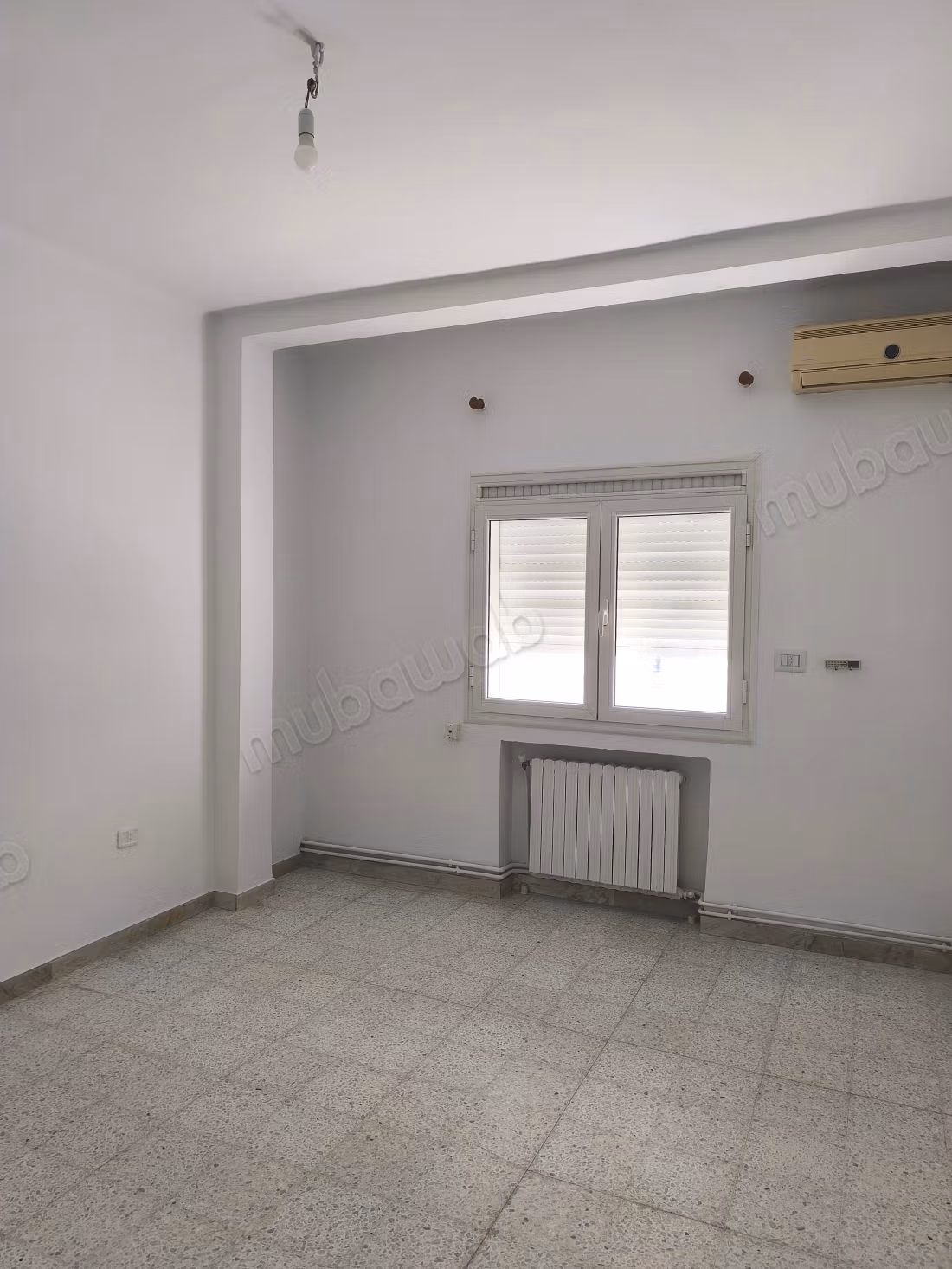 Affitta la tua residenza a Cité Les Pins. Superficie di 300 m². Porta blindata e sistema di doppio vetro
