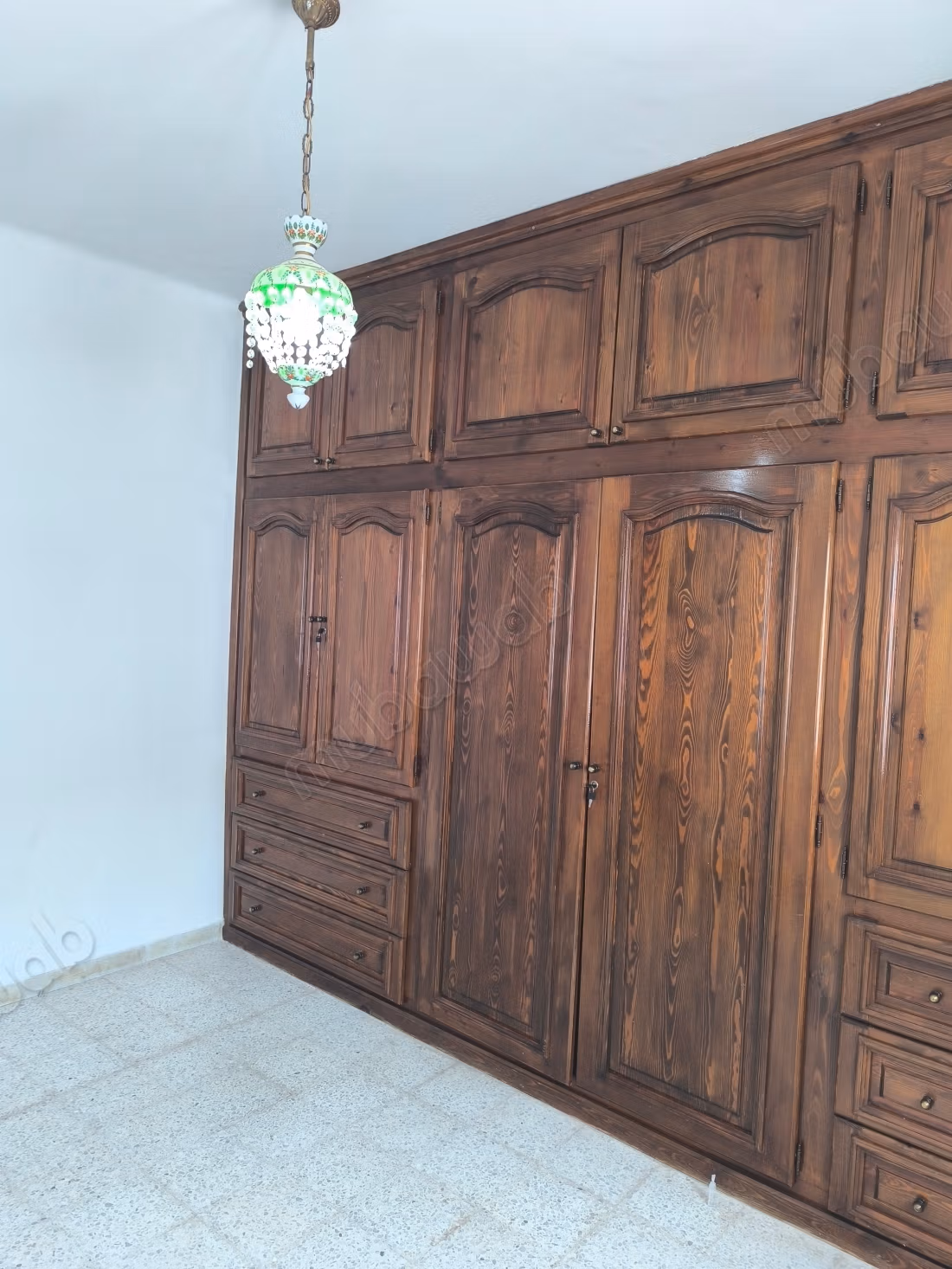Affitta la tua residenza a Cité Les Pins. Superficie di 300 m². Porta blindata e sistema di doppio vetro