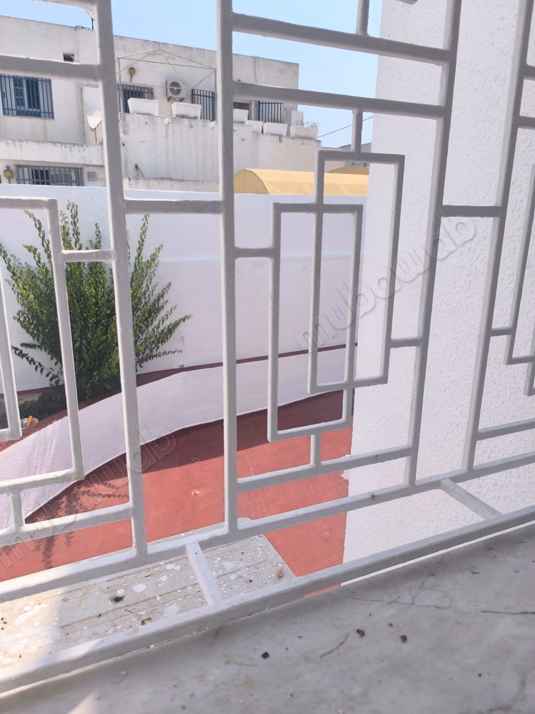 Affitta la tua residenza a Cité Les Pins. Superficie di 300 m². Porta blindata e sistema di doppio vetro