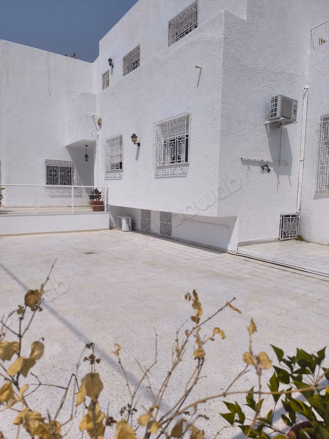 Affitta la tua residenza a Cité Les Pins. Superficie di 300 m². Porta blindata e sistema di doppio vetro