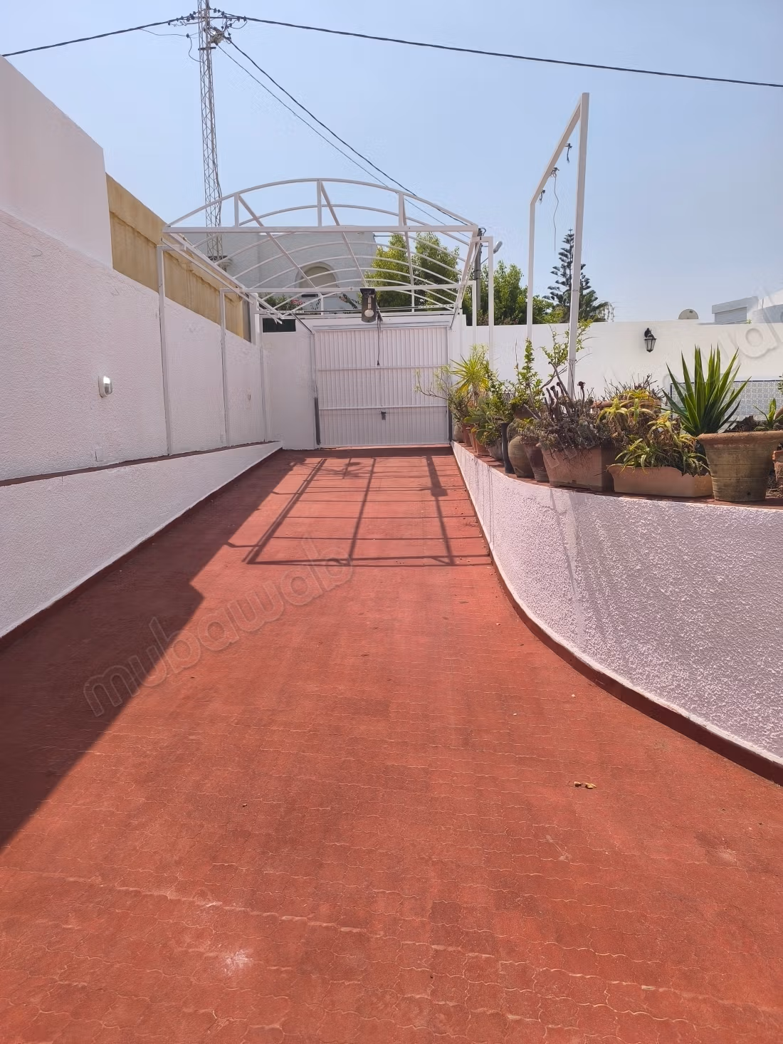 Affitta la tua residenza a Cité Les Pins. Superficie di 300 m². Porta blindata e sistema di doppio vetro