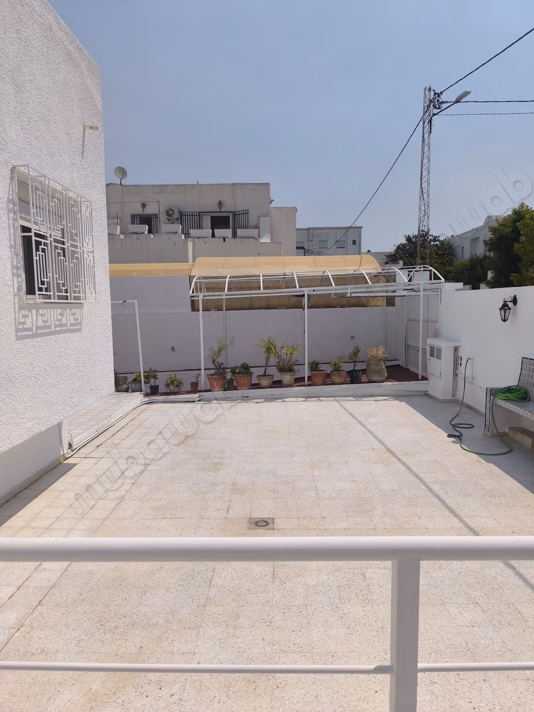 Affitta la tua residenza a Cité Les Pins. Superficie di 300 m². Porta blindata e sistema di doppio vetro
