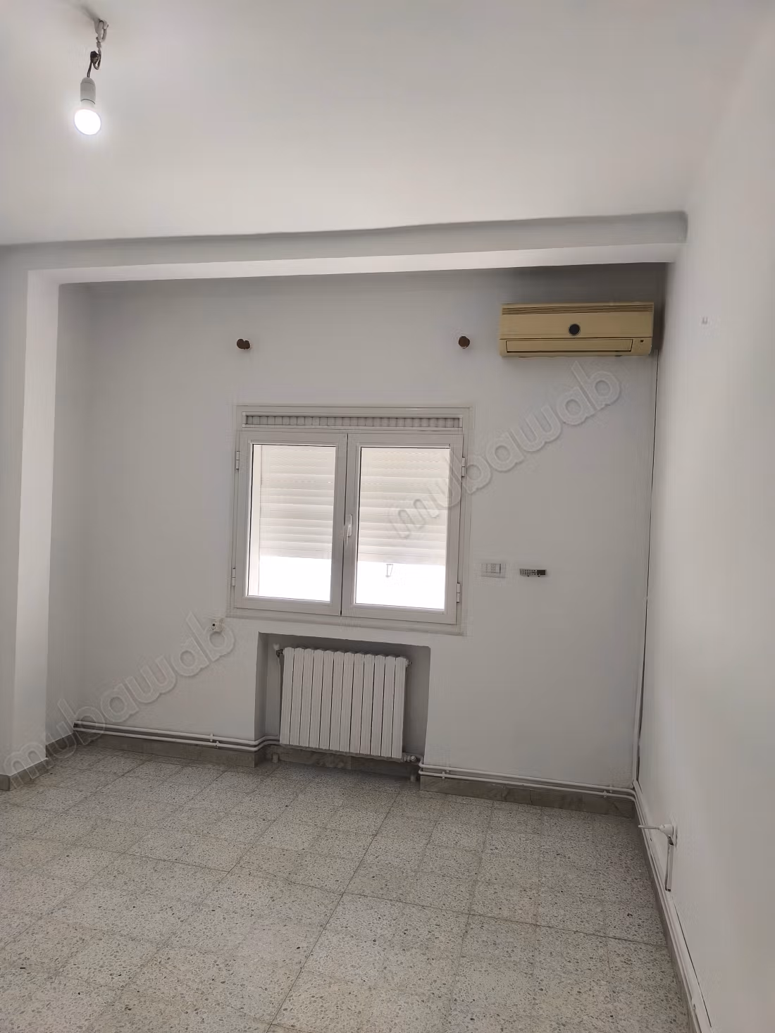 Affitta la tua residenza a Cité Les Pins. Superficie di 300 m². Porta blindata e sistema di doppio vetro