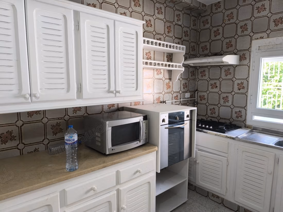 Affitta la tua residenza a Cité Les Pins. Superficie di 300 m². Porta blindata e sistema di doppio vetro