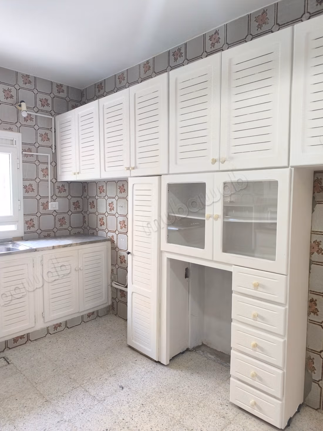 Affitta la tua residenza a Cité Les Pins. Superficie di 300 m². Porta blindata e sistema di doppio vetro