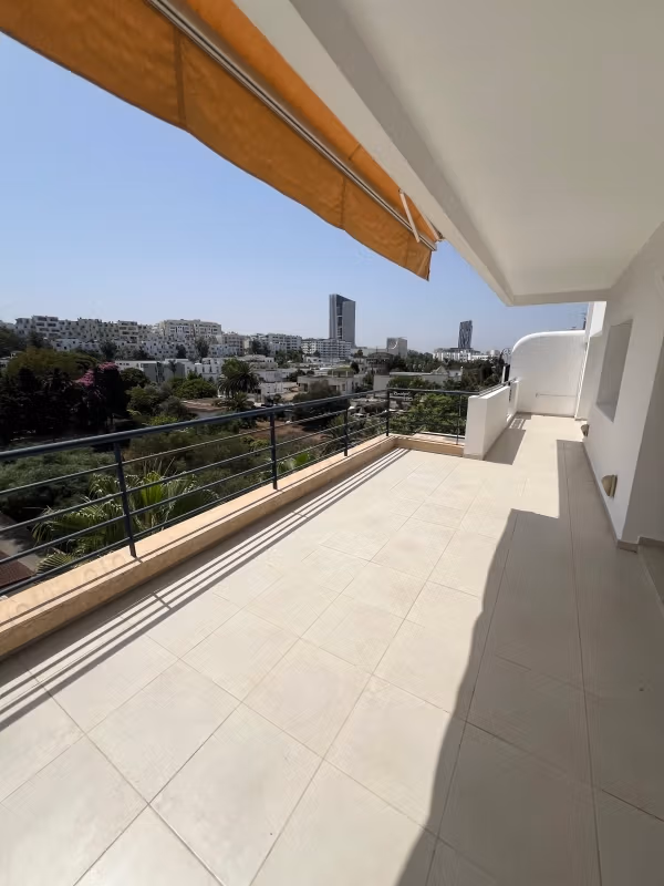 Apartamento luminoso con gran terraza y vista despejada