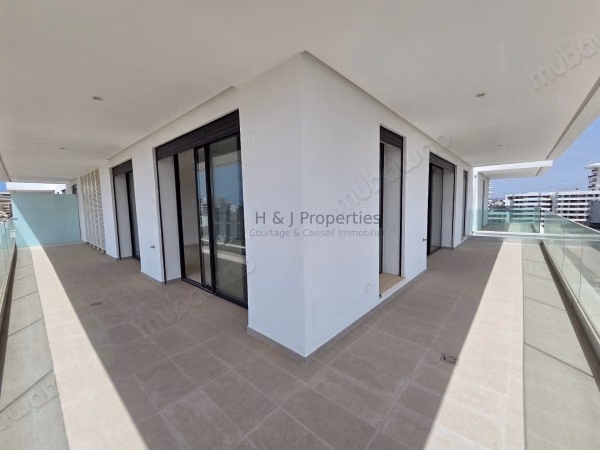 T5 de 295m² – 4 ch. – Ch. De personnel – terrasse