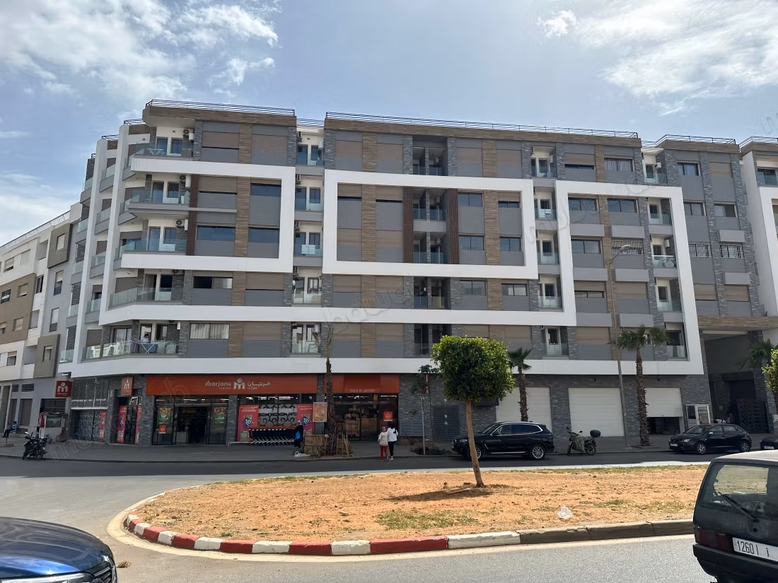 Alquiler de un apartamento en Sala el Jadida. Superficie de 90 m². Garaje y terraza