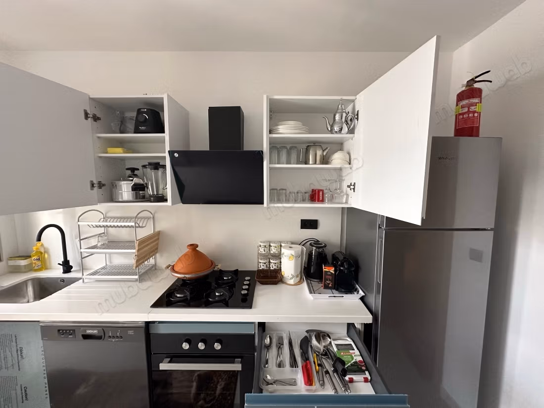 Alquiler de un apartamento en Sala el Jadida. Superficie de 90 m². Garaje y terraza