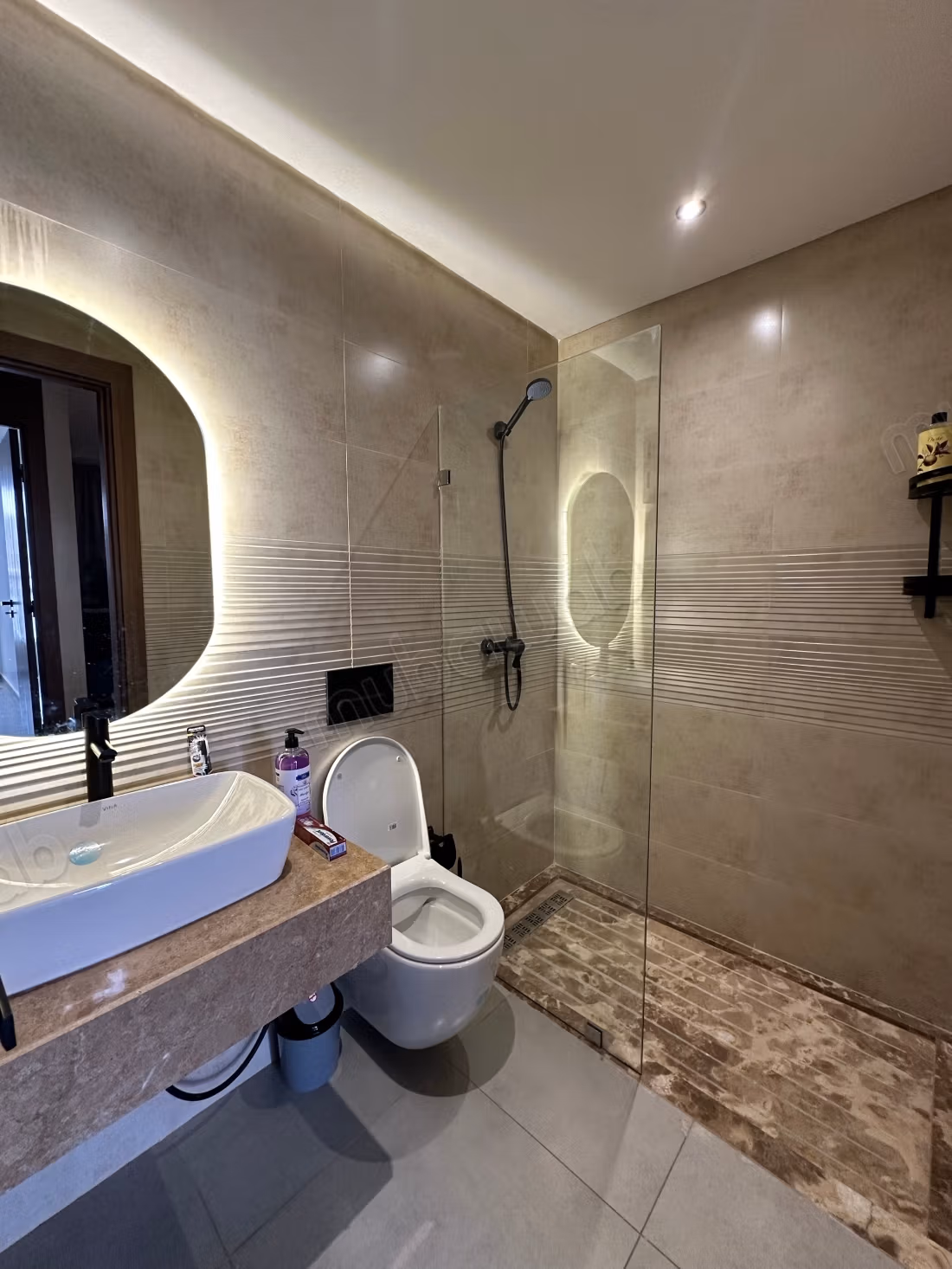 Alquiler de un apartamento en Sala el Jadida. Superficie de 90 m². Garaje y terraza