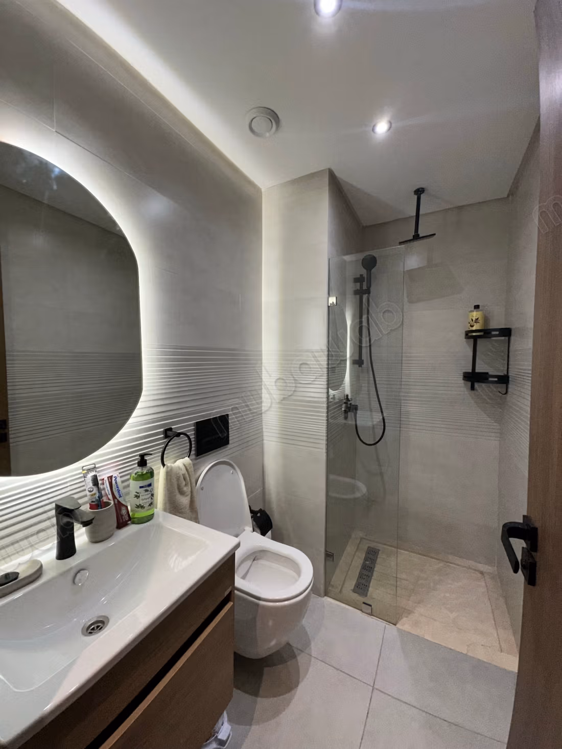 Alquiler de un apartamento en Sala el Jadida. Superficie de 90 m². Garaje y terraza