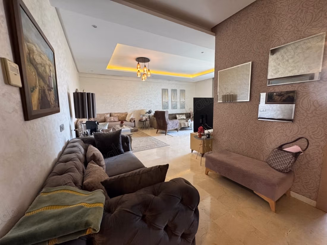 Louez cet appartement à Riyad.
Surface totale 167 m².
Meublé