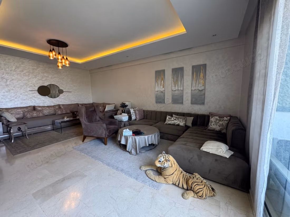 Louez cet appartement à Riyad.
Surface totale 167 m².
Meublé