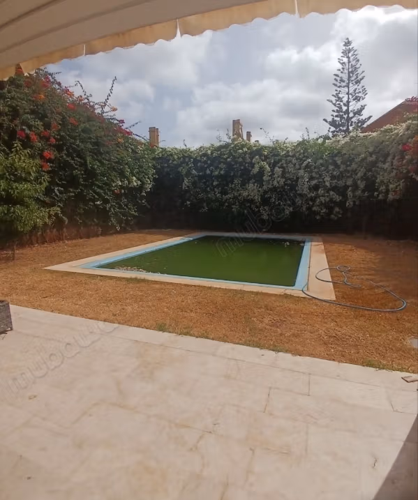 Somptueuse maison à vendre à Californie. 
10 grandes pièces. 
Porte blindée et résidence sécurisée