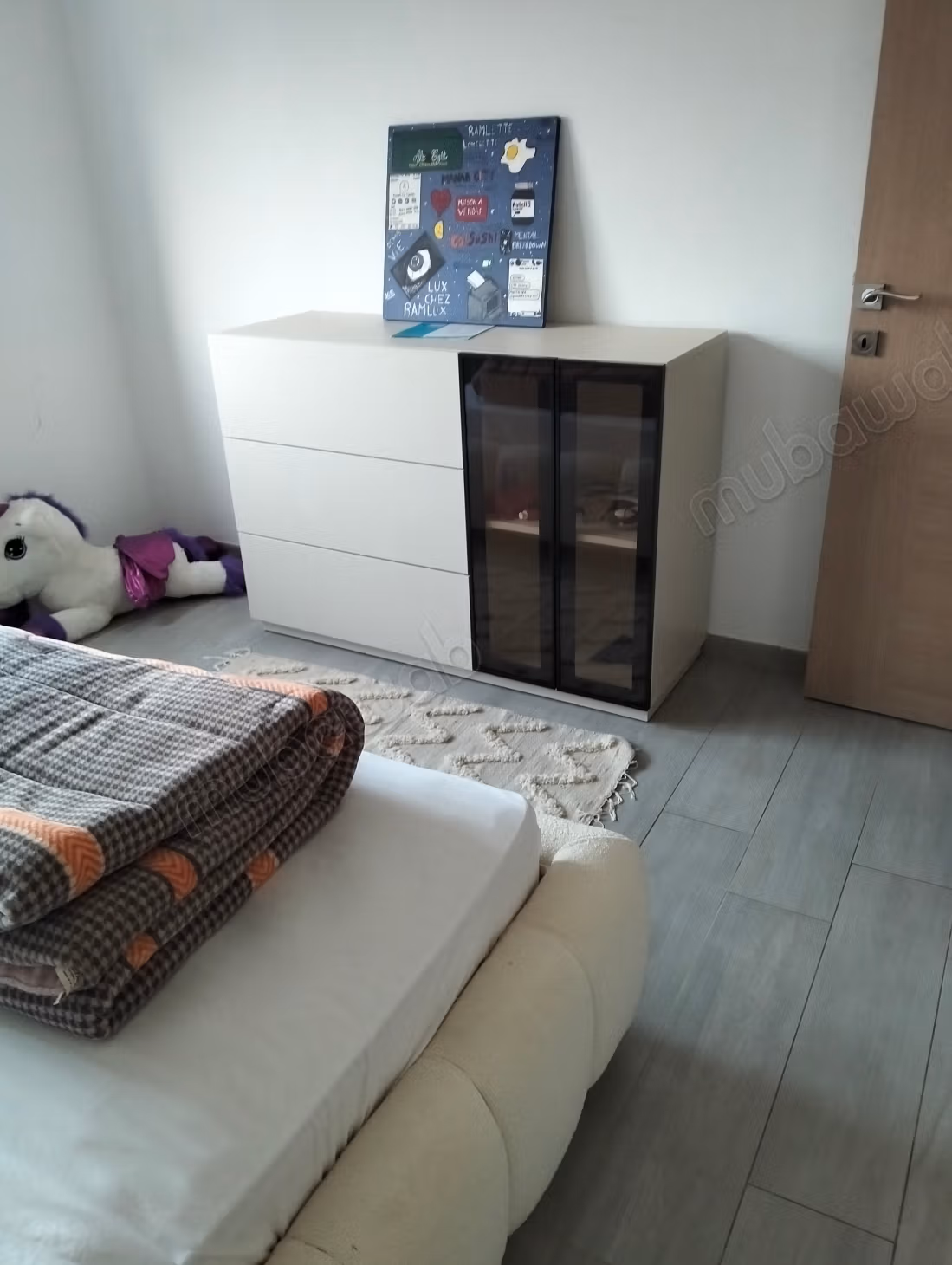 Bel appartement en location à Cité Ennasr 2. 
Surface de 100 m². 
Bien meublé