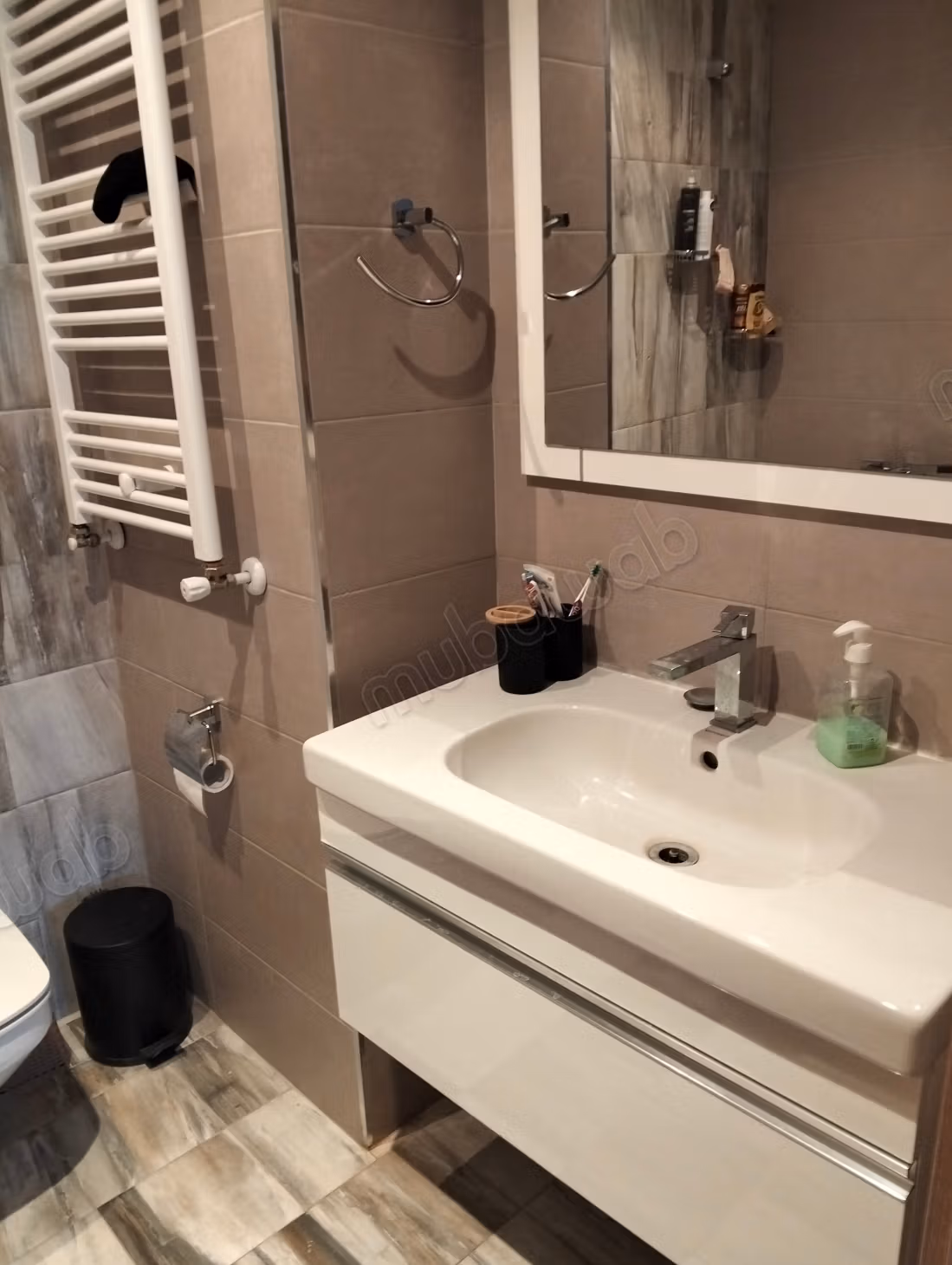 Bel appartement en location à Cité Ennasr 2. 
Surface de 100 m². 
Bien meublé
