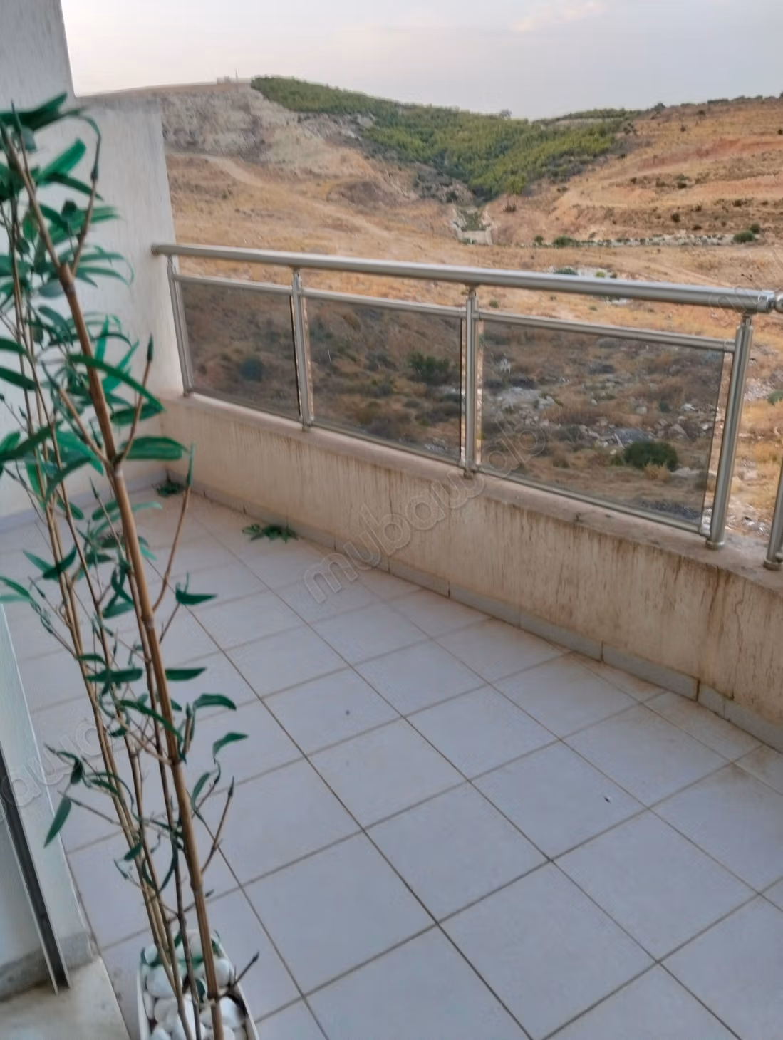 Bel appartement en location à Cité Ennasr 2. 
Surface de 100 m². 
Bien meublé