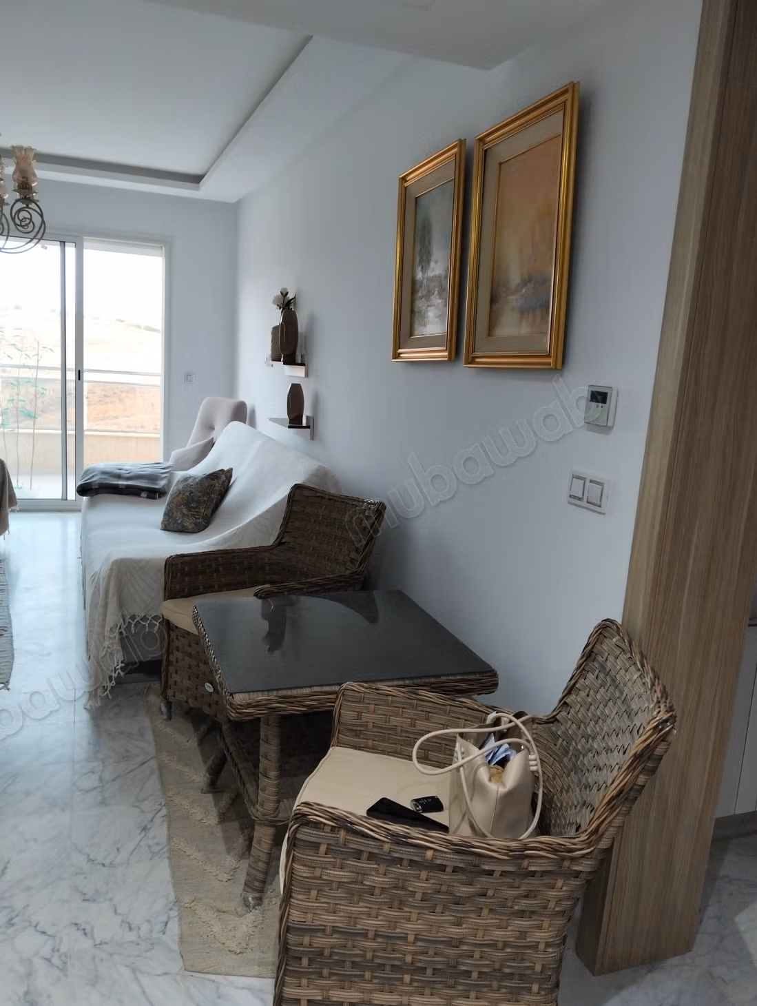 Bel appartement en location à Cité Ennasr 2. 
Surface de 100 m². 
Bien meublé