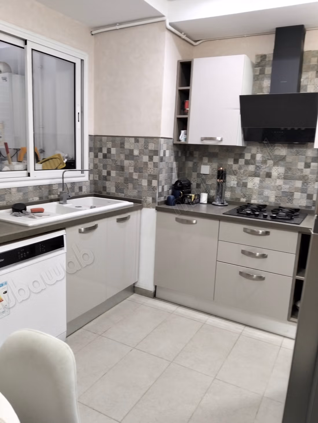 Bel appartement en location à Cité Ennasr 2. 
Surface de 100 m². 
Bien meublé