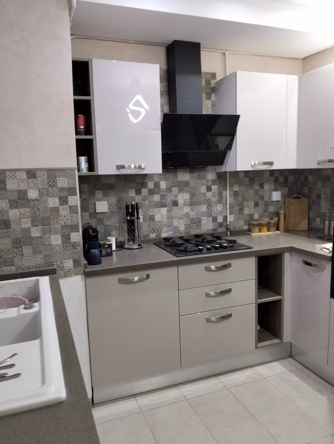 Bel appartement en location à Cité Ennasr 2. 
Surface de 100 m². 
Bien meublé