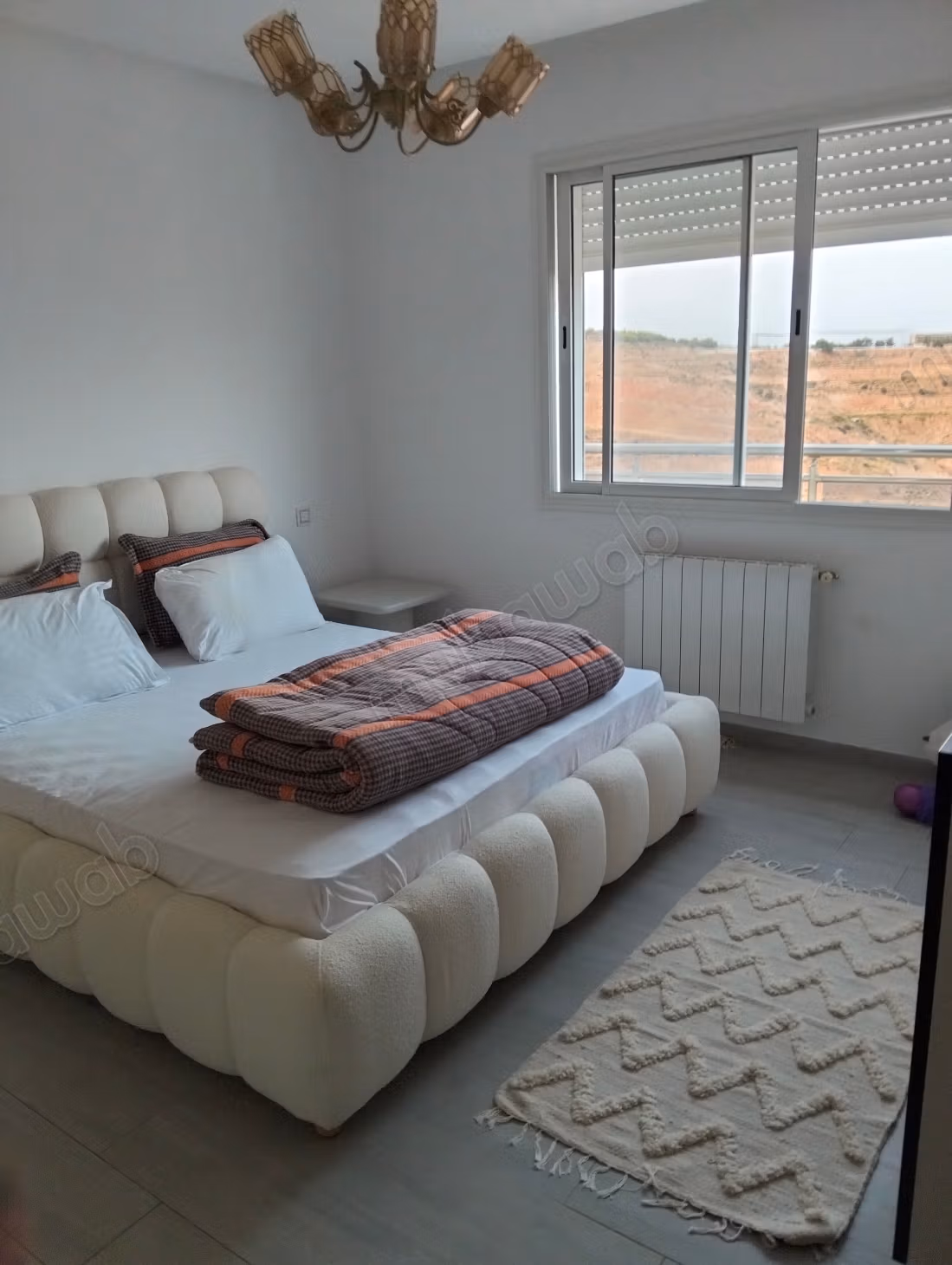 Bel appartement en location à Cité Ennasr 2. 
Surface de 100 m². 
Bien meublé