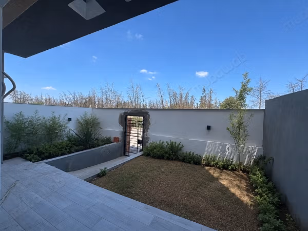 S1 avec jardin et entrée indepandante